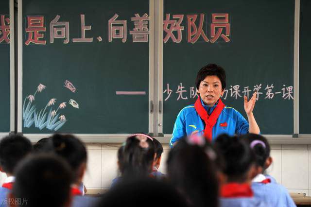 张东郎（刘青云饰）从狱中出来，女人已卷走一切财帛。旧日手下已另投他主，威风八面不复存在。年青的孀妇小雪（黄卓菱饰）打理丈夫留下来的国际饭馆，她有一个刚上小学的儿子。那残旧的小酒店“国际饭馆”便成了张东郎的窝，临时休喘。但他拿不着钱，因此交不出房租，只好在店里打打零工，对母子二人的豪情越来越深，但他们的表达是涵蓄而温馨的。后来，脾性火爆的张东郎获咎了差人肥九（林雪饰），对方起头刁难小雪的国际饭馆乃至是打单小孩子。东郎愤慨出手，但小雪面临各类压力只得让他分开。没有家的东郎能走向何方？结下梁子的肥九又会等闲放过他们吗？